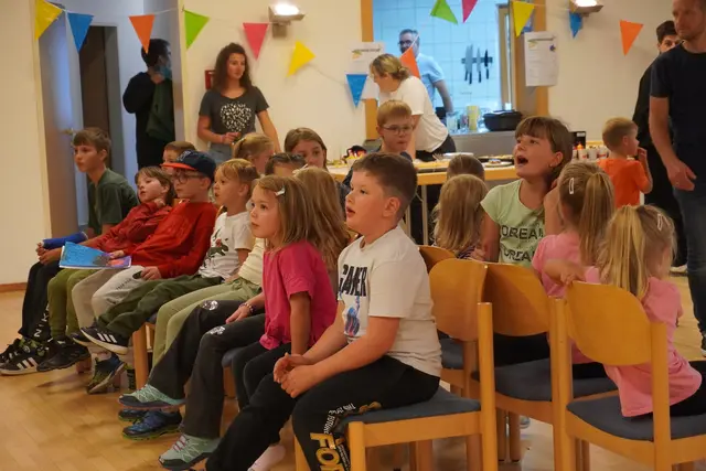 Die Kinder übten beim Sesseltanz schon mal das Schulbank drücken.  | Foto: AMG
