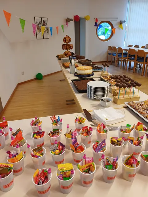 Becher als Mini-Schultüten lassen die Kinderherzen höher schlagen.  | Foto: Kat. Familienverband