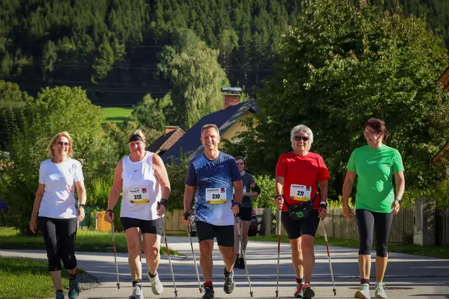 286 Läuferinnen und Läufer, Walkerinnen und Walker nahmen am Spendenlauf in Langenwang teil.  | Foto: QuadVision Production e.U.