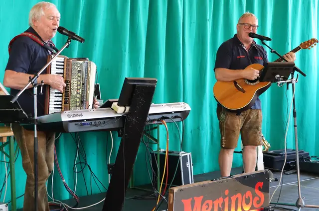 "Die Merinos" mit Johann Painsi (Akkordeon) und Helmut Ernst (Gitarre) v.l. | Foto: Gerhard Langmann