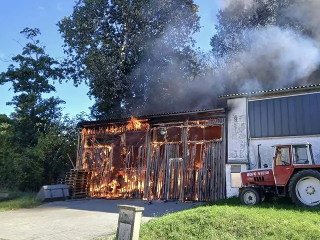 Bereits beim Eintreffen stand ein Teil der Halle in Vollbrand. | Foto: FF Klosterneuburg