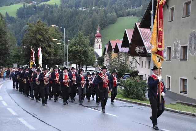 Zum Auftakt am Freitag marschierte die MK Gries zum Festgelände ein, gefolgt von Abordnungen aller örtlichen Vereine sowie weiteren, befreundeten Musikkapellen. | Foto: Kainz/Pernsteiner