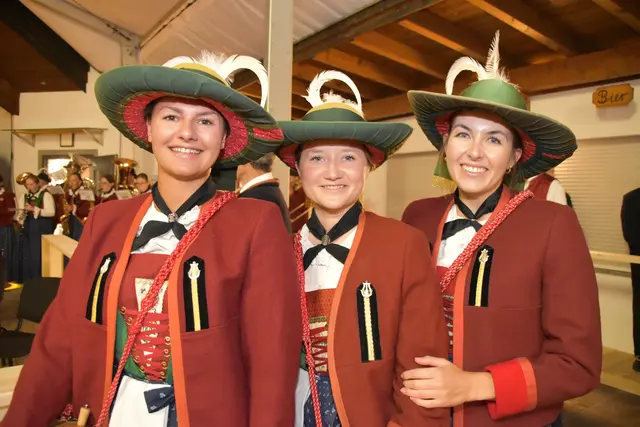 Marketenderinnen der MK Matrei: Verena Geir, Kathrin Eller und Elena Geir | Foto: Kainz/Pernsteiner