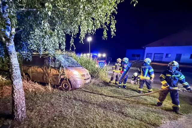 Die Feuerwehrkameraden führten die Fahzeugbergung durch. | Foto: TEAM FOTOKERSCHI / FRANZ PLECHINGER