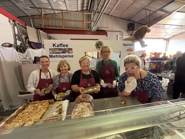 Einkaufen beim Flohmarkt macht hungrig: Die Besucherinnen und Besucher wurden vom Lions-Team bestens versorgt. | Foto: Waltraud Fischer