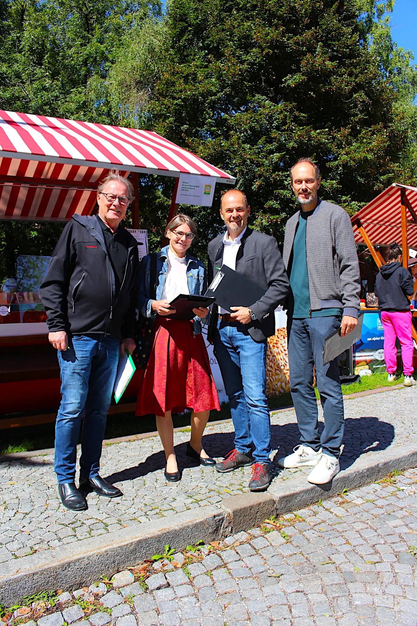 Bio-Bergbauern-luden-zum-Verkosten-ein