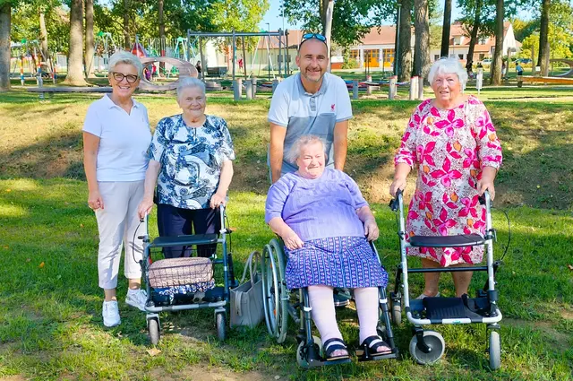 Drei Seniorinnen des Pflegekompetenzzentrums Großpetersdorf haben gemeinsam mit LAbg. Doris Prohaska und Bürgermeister Harald Kahr den neuen Fitness- und Vitalpark ausprobiert. 