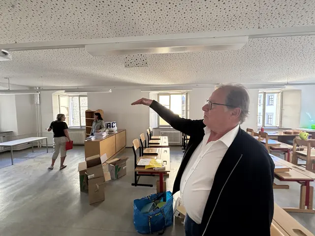 Bgm. Christian Margreiter führt durch die sanierten Klassenräume. | Foto: Stadtmarketing Hall in Tirol/Jochen Svehla/Kendlbacher