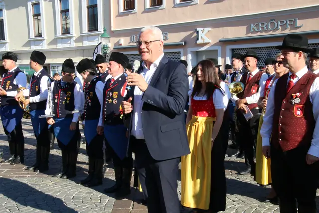 Bürgermeister Thomas Steiner bei der Begrüßung der Musikkapellen 