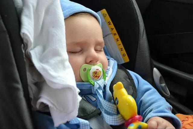 Ein Baby wurde aus dem Auto befreit. | Foto: Symbolbild RMA