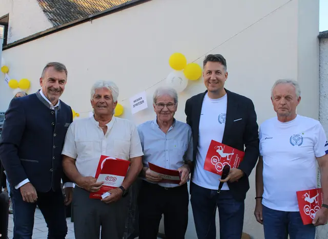 (v.l.n.r) BTV-Präsident Günther Kurz ehrte Franz Stadler, Ludwig Gyürü, Rainer Schuster, Michael Unger für ihr jahrelanges Engagement beim UTC.