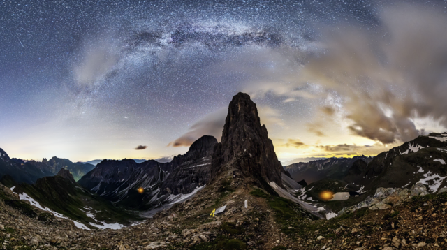 Das Goldkappl mit der Obernberger Tribulaunhütte und der Südtiroler Tribulaunhütte von der Pflerscher Scharte. | Foto: Norbert Span