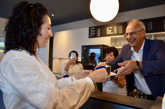 Das neue Buffet ist eröffnet- Bademeister Franz überreicht seiner Chefin ein Stück der Geburtstagstorte. | Foto: Elisabeth Peinsipp