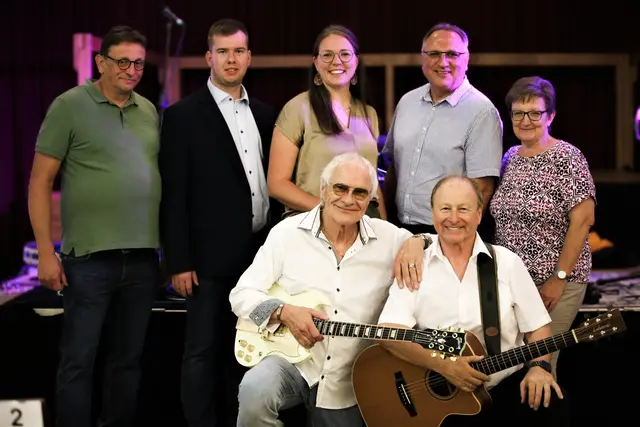 Gemeinderat Kurt Wessely, Stadtrat David Dejcmar (FPÖ), Stadträtin Julia Muthsam (ÖVP), Stadtrat Harald Bauer (ÖVP), Vizebürgermeisterin Margit Auer (ÖVP), Mandy Oberle und Harry Prünster (v.l.).
 | Foto: Stadtgemeinde Raabs/Thaya