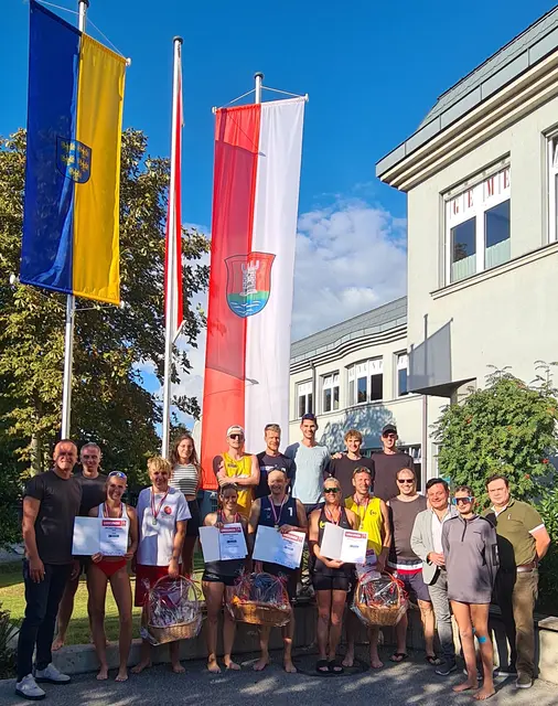 Siegerehrung
Vordere Reihe (v.l.n.r.): Admir MEHMEDOVIC, Leonie ANGERER, Tobias ANGERER, Katrin KRAMPL, Georg PLESSER, Karin KRAUSHOFER, Hermann KRAUSHOFER, Michael HAMETER, Herbert PFEFFER, Emely MEISTER, Jürgen OBERAUER
Hintere Reihe (v.l.n.r.): Günter FAHRNBERGER, Elisabeth STANZEL, Lukas DOSTALIK, Christoph STANZEL, Florian BLAUENSTEINER, Kevin BRAUNSTEIN, David SCHWARZ | Foto: Volleyballverein Traismauer „Wild Tigers“