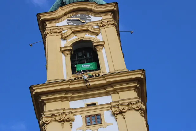 Die OEAV ermöglichte Abseilung vom Kirchenturm
welche von Unten als auch von oben absolut spektakulär war. | Foto: Anna Carlotta Seymann