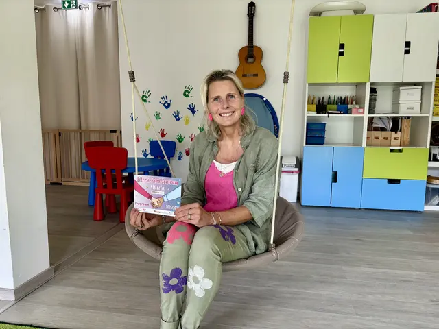 Sabine Ellmeier, Leiterin vom Eltern-Kind-Zentrum Mürztal mit dem neuen Programmheft 2025/2026. | Foto: MeinBezirk/Angelina Koidl
