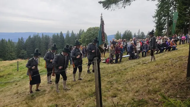 Nach dem Schußsegen, machte sich die Schützenkompanie bereit... | Foto: Günther Koch