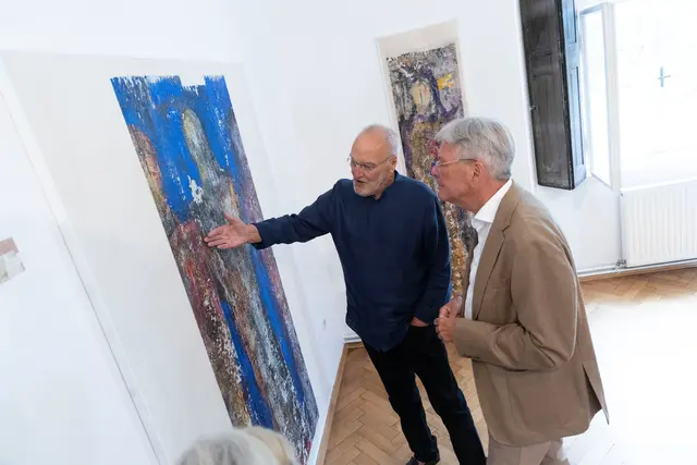 Valentin Oman und Peter Kaiser bei der Ausstellung "Spuren/Sledi". | Foto: LPD Kärnten/Peter Just