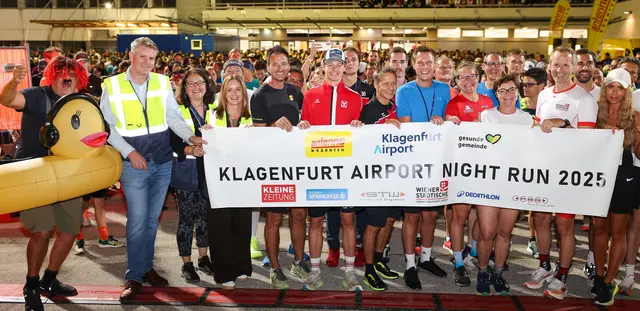 Startschuss zum 2. Airport Night Run: Maximilian Wildt, Stadträtin Constance Mochar und Landesrätin Beate Prettner (5., 4. & 3. von rechts) mit Partnern, Sponsoren und Flughafen-Mitarbeitenden | Foto: Flughafen Klagenfurt