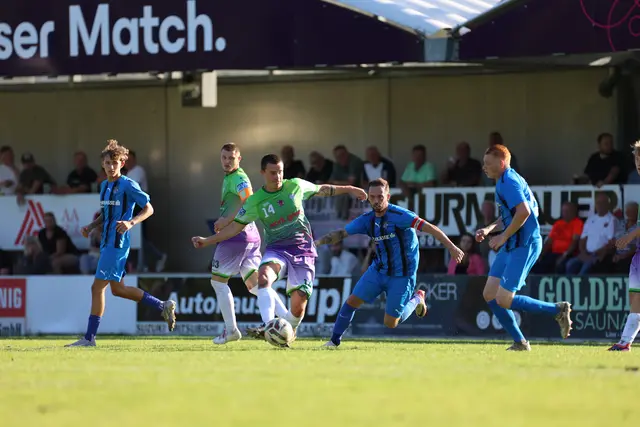 Freud und Leid: Während Doppls Kicker (l.) über den zweiten Sieg am Stück jubelten, schlitterte die SPV Kematen in die nächste Niederlage. | Foto: Reischl