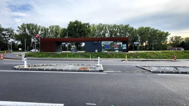 Nun deutlich sicherer: Die Straßenquerung zwischen ÖBB-Station und Bushaltestelle | Foto: Eckhart Herbe