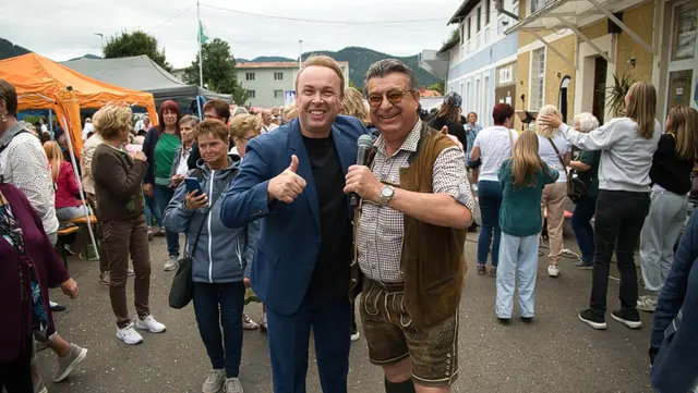 Alfred Feiler (re.) mit Schlagersänger Oliver Haidt beim Trachten-Oktoberfest in Trofaiach.