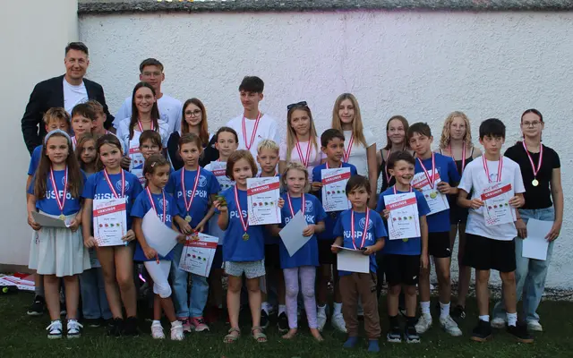 Die Kinder des beliebten, jährlichen Tenniscamps konnten gestern stolz ihre Urkunden und Medaillen präsentieren.