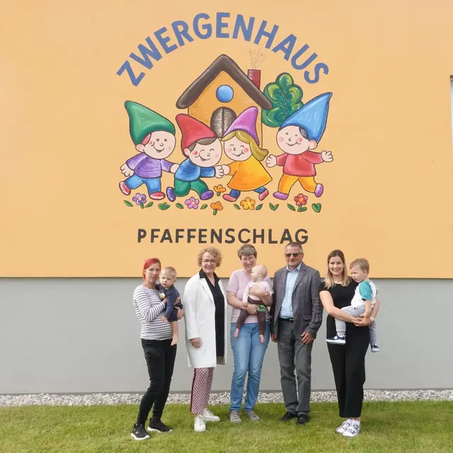 Karin Kreutzer, Familien-Landesrätin Christiane Teschl-Hofmeister, Katharina Höng, Bürgermeister Werner Liebhart (ÖVP) und TBE-Leiterin Lea Holzapfel (v.l.).
  | Foto: Hansy