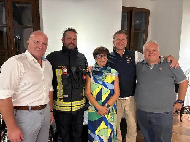 Am Samstagabend verwandelte Gery Seidl mit seinem Erfolgsprogramm „Eine Runde Seidl“ die historische Burg Gars in eine Bühne voller Lachen und guter Laune. Fast alle Plätze waren besetzt, und schon beim ungewöhnlichen Auftritt des Kabarettisten – er kam über die Stufen mitten durch das Publikum – brandete der erste Applaus auf. | Foto: Manuela Danzinger