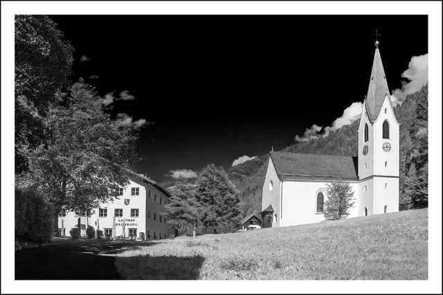 Bild 4234: Gasthof Kronburg und Wallfahrtskirche Kronburg | Foto: © by Ing. Günter Kramarcsik