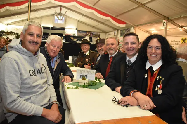Bgm. Karl Mühlsteiger mit seiner Frau Sonja und Vizebgm. Alois Wieser (r.) sowie Bgm. Franz Kleinferchner, Oberhaupt der Partnergemeinde Ranten in der Steiermark und GR Friedl Zingerle (l.) | Foto: Kainz/Pernsteiner
