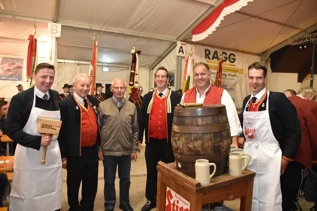 Beim Bieranstich: Bgm. Karl Mühlsteiger, Ehrenkpm. Roman Lederer, Ehrenobmann Jakob Vötter, Kpm. Christoph Hörtnagl und Obmann Alexander Jenewein | Foto: Kainz/Pernsteiner