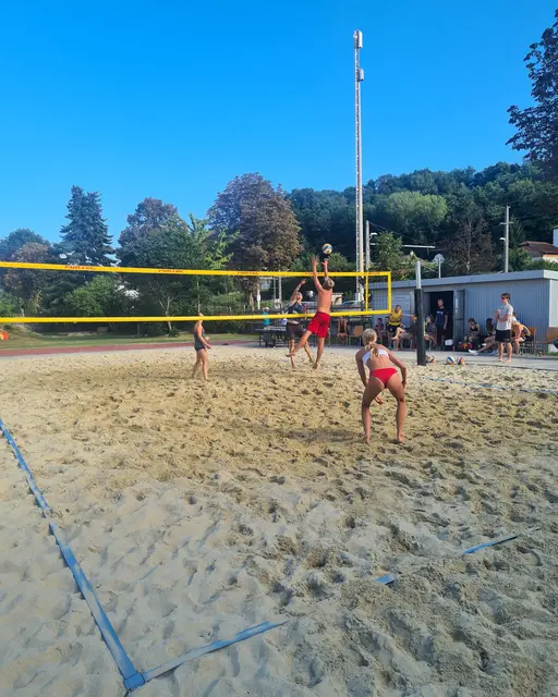Finale
Spielfeld (v.l.n.r.): Katrin KRAMPL, Georg PLESSER, Tobias ANGERER, Leonie ANGERER | Foto: Volleyballverein Traismauer „Wild Tigers“
