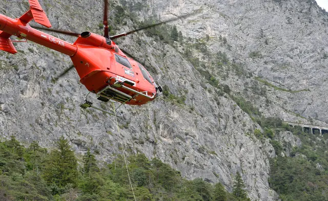 In Scheffau wurde ein 39-Jähriger vom Notarzthubschrauber mittels Tau aus der Wand geborgen | Foto: Daniel Liebl / Symbolbild