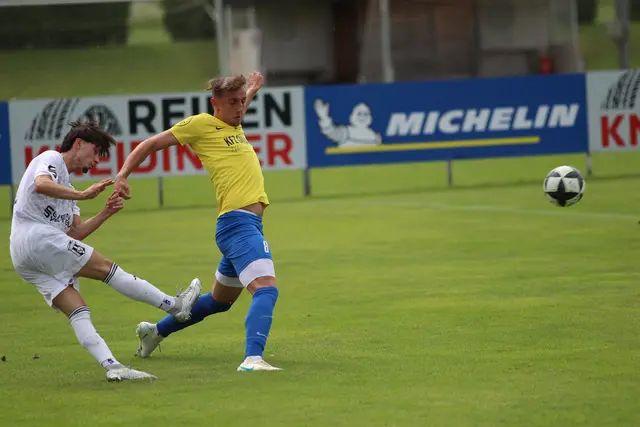 In Minute 68 hatte Göktan Özyilmaz (weiß) die große Chance seinen SC St. Pantaleon im Duell mit der Union Schönau zurückzubringen. Der Flügelflitzer scheiterte aber vom Elfmeterpunkt.