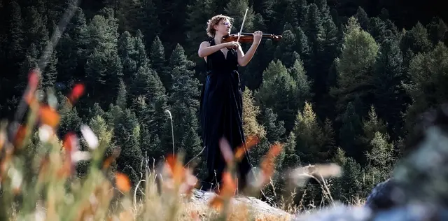 Annette Fritz aus Mutters führt Kinder und ihre Eltern auf einen Klangpfad in die Natur. | Foto: woodnstone.at/Stefen Holst