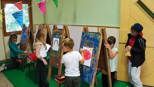 Bei der Malstation entstanden so einige Kunstwerke.  | Foto: Kat. Familienverband