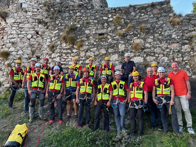 Bei der Übung vergangene Woche am Klettersteig am Griffner Schlossberg: Einsatzkräfte der Bergrettung Bad Eisenkappel und der Alpinpolizei mit Griffens Bürgermeister Josef Müller (ganz rechts) | Foto: MeinBezirk.at