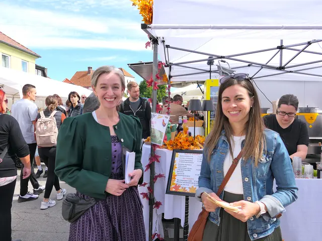 Highlight war die große Tombola: Dr. Elisabeth Januschkowetz mit GR Carina Groissenberger beim Losverkauf | Foto: Gerlinde Siebenhandl