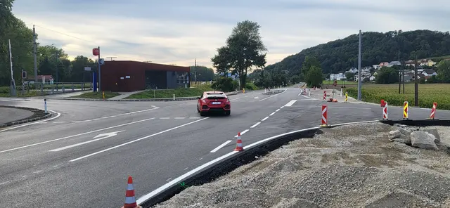 Noch ungewohnt, aber klar markiert und mit baulichen Maßnahmen gesichert: Viele Verbesserungen fallen bei der Pulgarner Kreuzung sofort ins Auge. | Foto: Eckhart Herbe