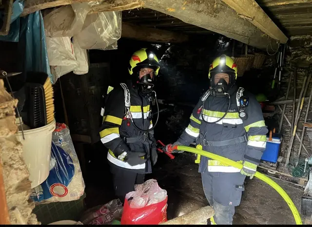 Unter schwerem Atemschutz wurde das Feuer bekämpft. | Foto: FF-Graden
