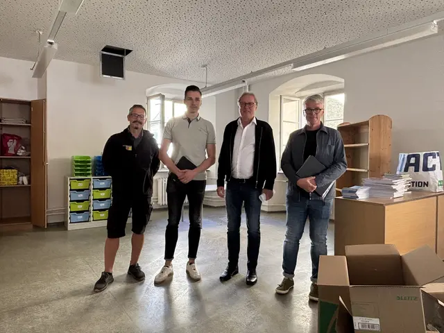 Letzten Donnerstag zeigten Schulwart Joachim Svehla, Mirza Kahrimanovic und Klaus Lechner vom Stadtbauamt sowie Bürgermeister Christian Margreiter die frisch sanierten Räume der Volksschule am Stiftsplatz Hall.  | Foto: Stadtmarketing Hall in Tirol/Jochen Svehla/Kendlbacher