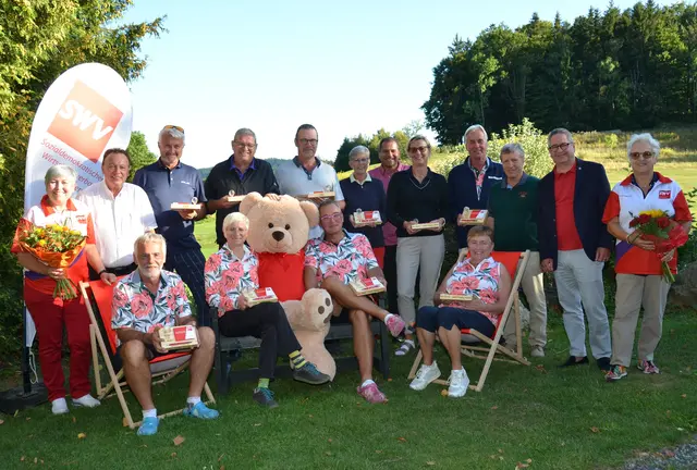 Organisatorin und SWV NÖ-Vizepräsidentin KommRin Martina Klengl, SPÖ NÖ-Klubobmann LAbg. Hannes Weninger, Ing. Heinrich Traindt, Roland Pechtl, DI Herbert Rauhofer, Dr. Inge Mandelburger, Dr. Roland Al-Shami, Sonja Al-Shami, Herbert Hofstätter, Leopold Lechner, SWV NÖ-Präsident KommR Thomas Schaden und SWV NÖ-Vizepräsidentin KommRin Monika Retl; sitzend: Manfred Dienbauer, Elisabeth Eder, Prof. Mag. Christian Eder und Michaela Dienbauer. | Foto: SWV NÖ