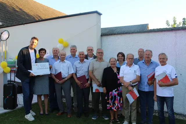 Ehrungen der Sportunion: (v.l.n.r) Obmann Rainer Schuster, Vizepräsidentin Sportunion Anita Rongitsch, Josef Etl, Johann Edelbauer, Herbert Brettl, Walter Pitzer, Franz Unger, Josef Hautzinger, Präsidentin Sportunion Karin Ofner, Vizepräsidentin Sportunion Kerstin Stocker, Franz Ziniel, Josef Winkler, Alois Schuster und Erich Ziniel. 