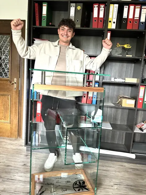 Phillip Schenk mit seinem Modell zur Meisterprüfung. | Foto: Schilling