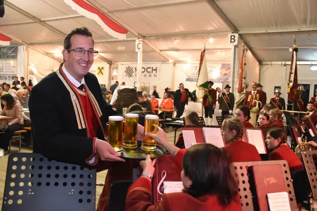 Kpm. Christoph Hörtnagl sorgte dafür, dass die Kehlen der Matreier Musikanten während der Festansprachen nicht trocken blieben. | Foto: Kainz/Pernsteiner