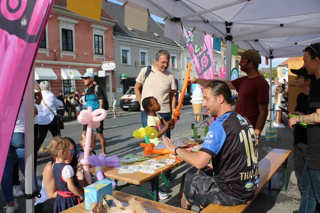 Beim JAK  (Einrichtung für Mobilen Jugendarbeit Korneuburg) gab es Luftballontiere, Dosenschießen und jede Menge Spaß | Foto: Anna Carlotta Seymann