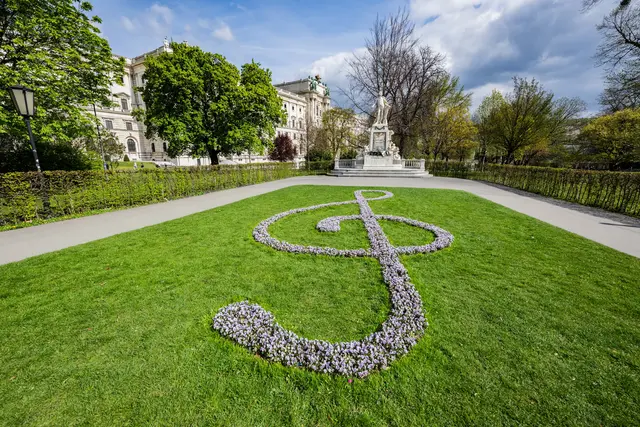 Das "Opern Air" beginnt um 19.00 Uhr im Burggarten. Wer nicht vor Ort dabei sein kann, hat ab 20:15 Uhr die Möglichkeit, das Konzert live auf ORF III mitzuverfolgen. | Foto: Georg Kukuvec / picturedesk.com