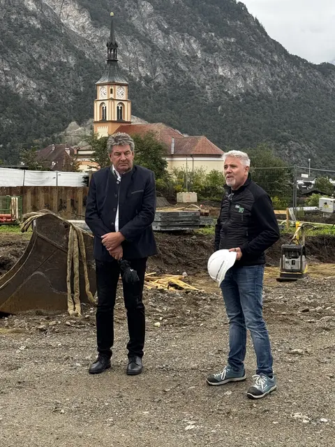 Bauträger Michael Wallnöfer (r.) mit Bürgermeister Helmut Dablander | Foto: Alpen Creativ